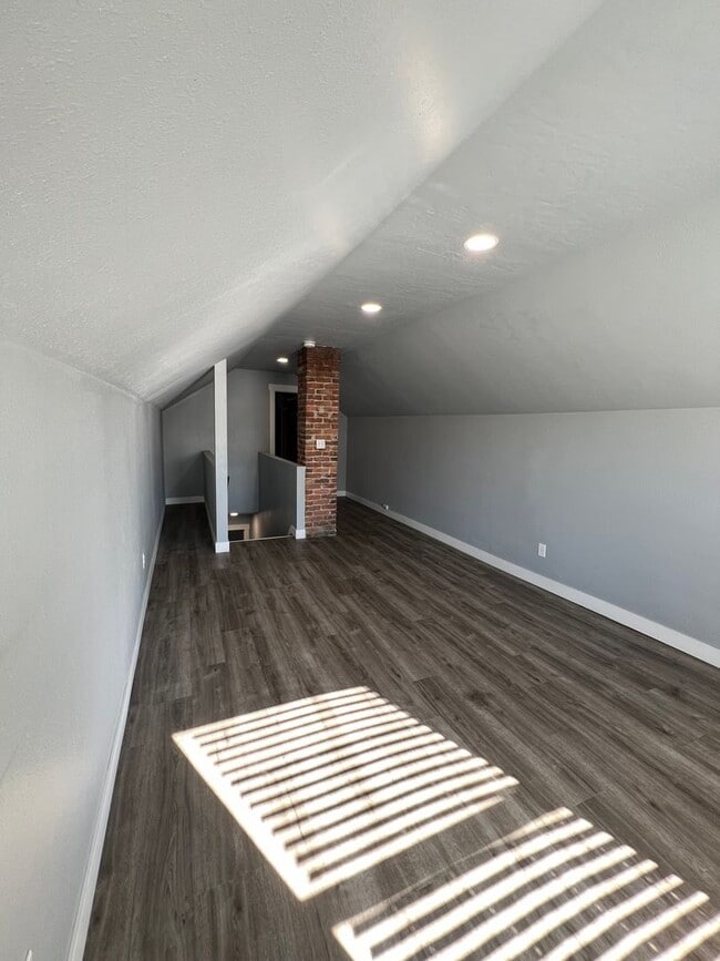 Building Photo - Charming 3 Bedroom 2 Bathroom House!!