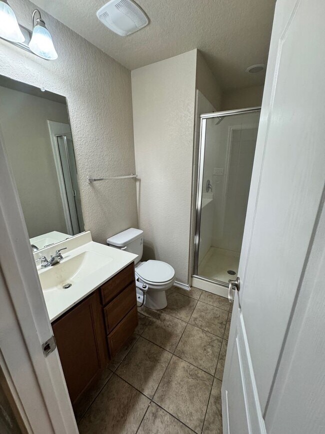 Building Photo - Ready for Move In! Spacious 4 bedroom 3 ba...
