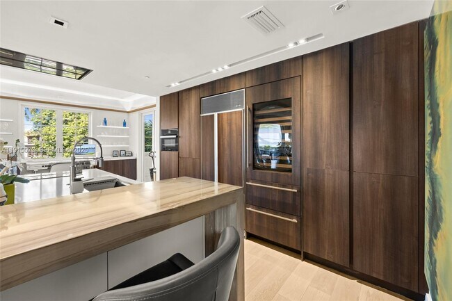 Building Photo - 4924 Fisher Island Dr