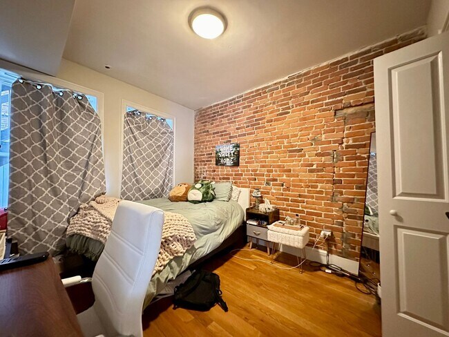 Building Photo - NO FEE!!!   MISSION HILL 4 BED/2 BATH ON HUNTINGTON W/EASY TRAIN ACCESS FOR 9/1