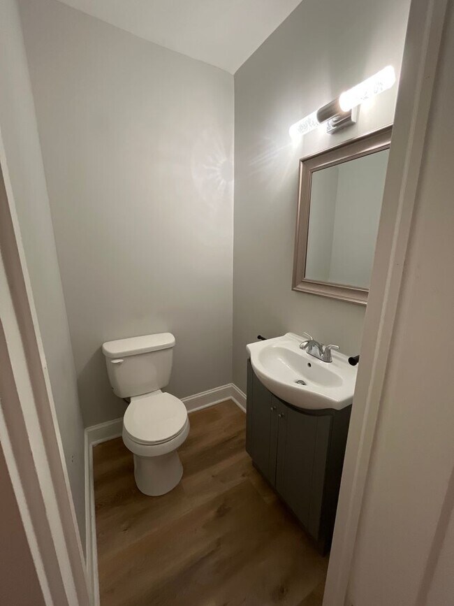 Building Photo - 665-667 Siebert St