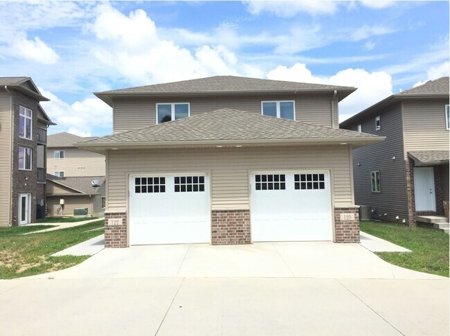 Building Photo - Spacious 3 bedroom, 3.5 bathroom Condo For Rent!