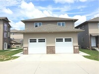 Building Photo - Spacious 3 bedroom, 3.5 bathroom Condo