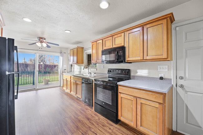 Building Photo - 2576 E Wren Rd