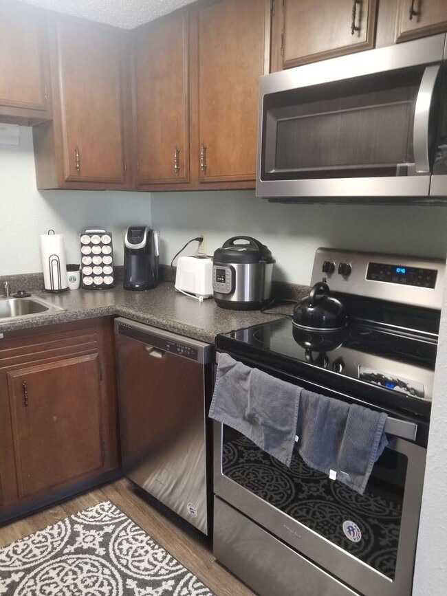 Building Photo - 2 bedroom, 1.5 bath bath two story duplex near parks and trails, lawn and snow included