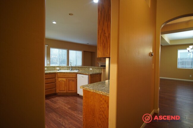 Building Photo - Beautiful Home in the Northwest!