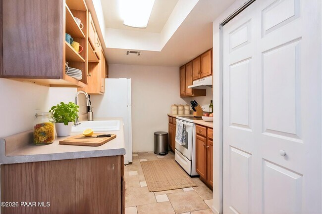 Building Photo - 455 W Kelso St