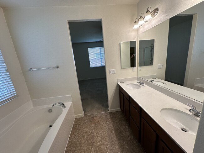 Building Photo - Gorgeous 4 Bedroom, 2.5 Bath Single Story in Summer Lakes Community