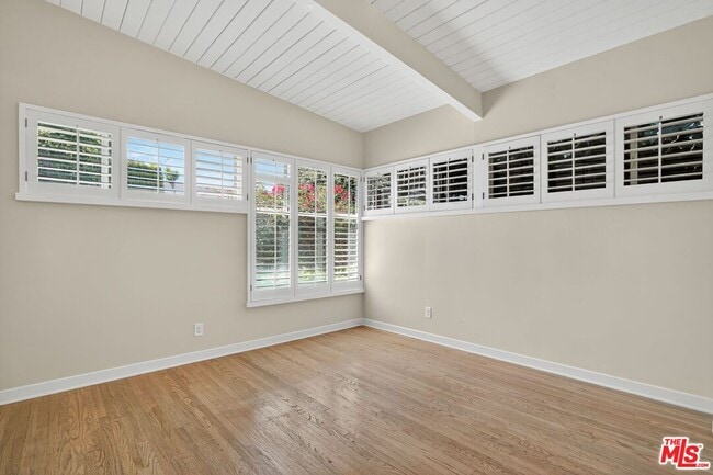 Building Photo - 2042 Linda Flora Dr