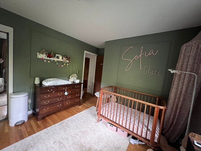 Building Photo - Spacious Well Maintained 3 Bedroom 2.5-Bat...