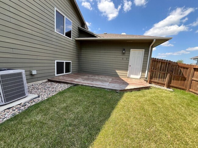 Building Photo - Stunning 4 Bed/2 Bath with 3 Car Garage and Fenced in Yard!