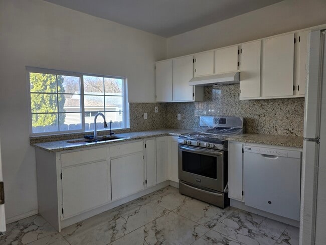 Building Photo - 122 Hawley St