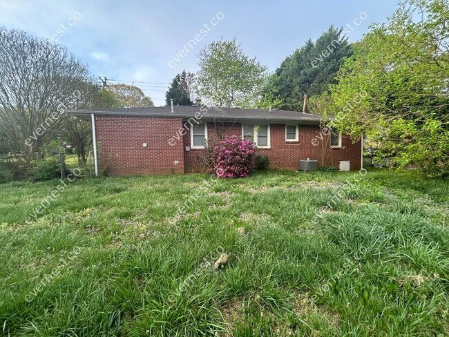 Building Photo - 2690 Lake Harbin Rd