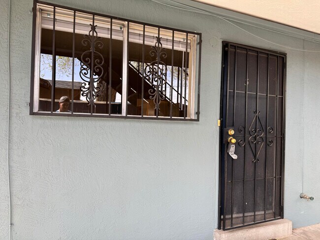 Building Photo - 206 Princeton Dr SE