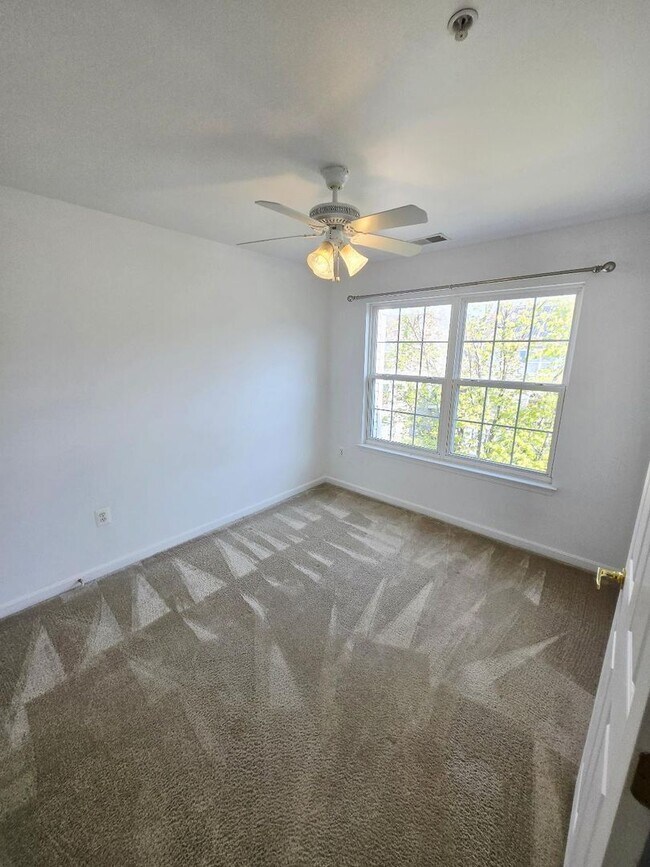 Building Photo - Great Townhouse in Pasadena Maryland