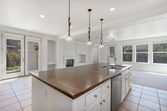Building Photo - 525 Sauvignon Pl