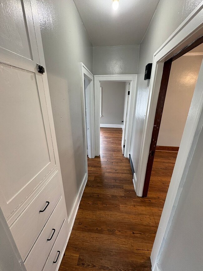 Building Photo - 2 Bedroom / 1 Bathroom Home for Rent!