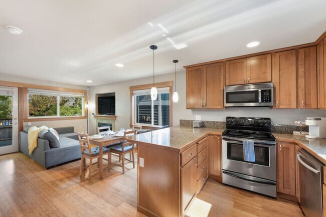 Building Photo - 2025 South Main St