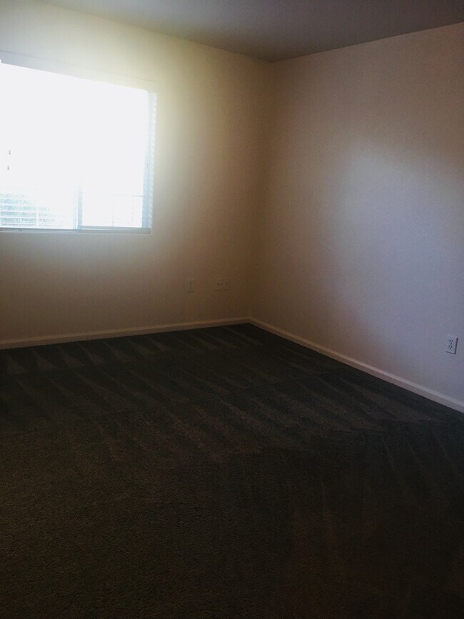 Building Photo - Spacious Apartment!!!
