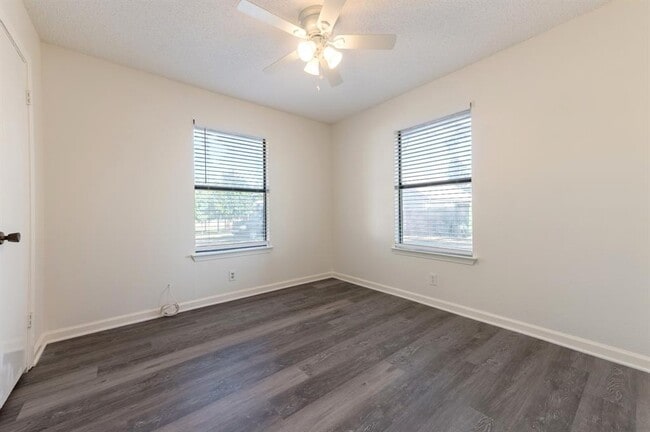 Building Photo - 606 E 2nd St