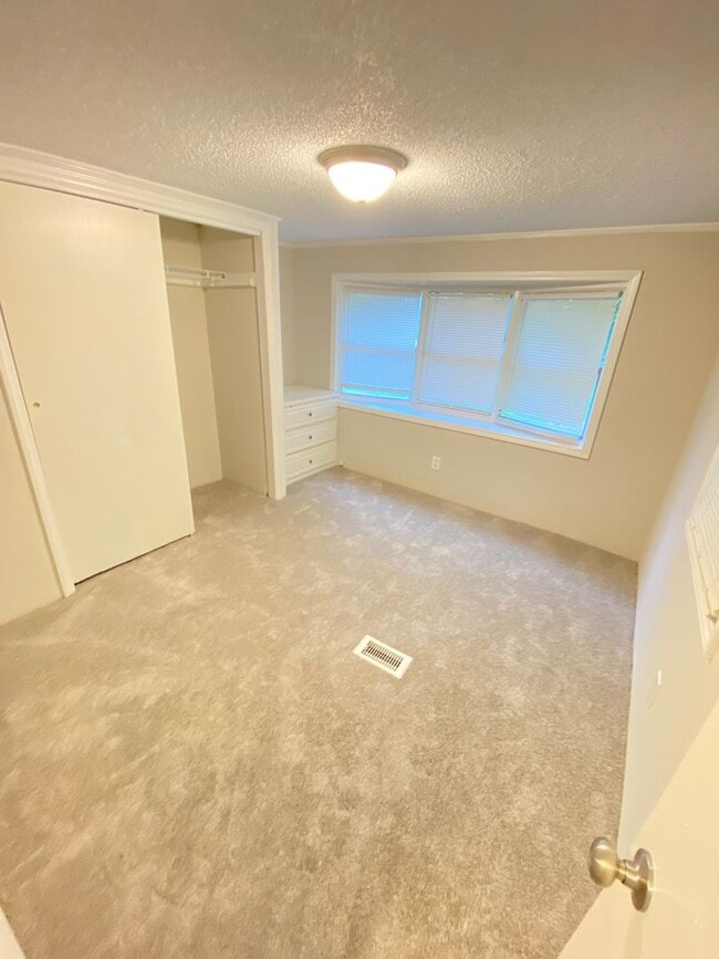 Building Photo - 4bd/1ba House close to Downtown Kannapolis...