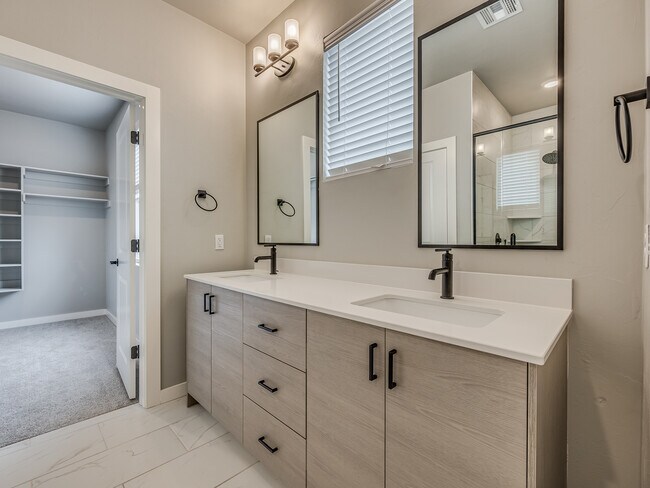 Building Photo - 13000 Maplewood Ave