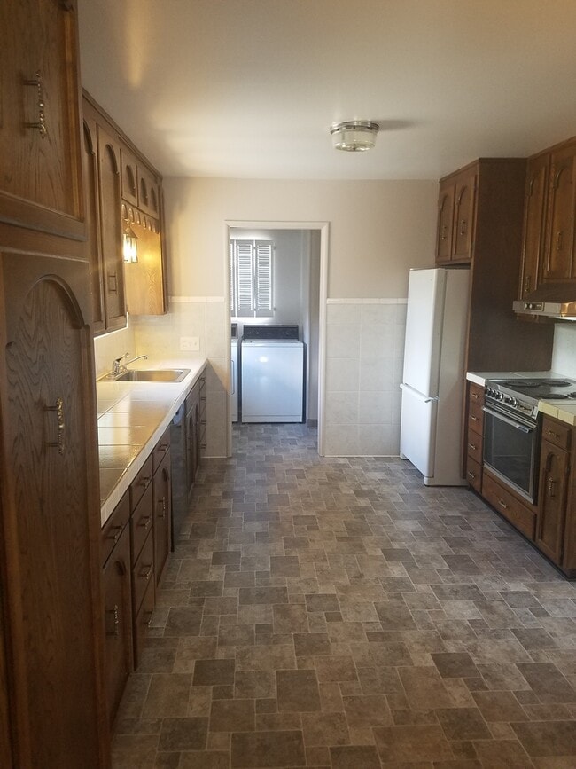 Building Photo - STATUS:AVAILABLE  |R136a| $1795