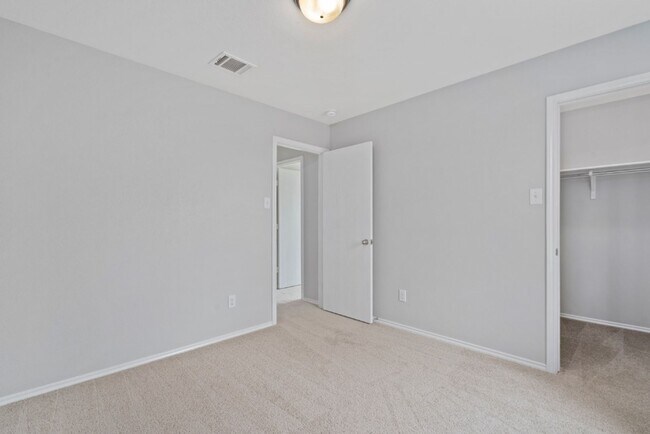 Building Photo - 1132 Hyde Park Dr