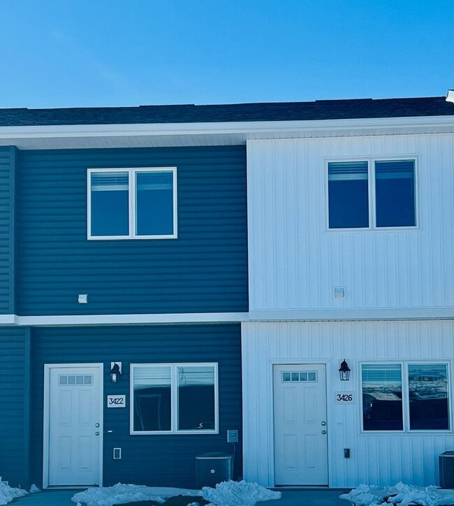 Building Photo - Townhome 2 Blocks from Legacy High School!