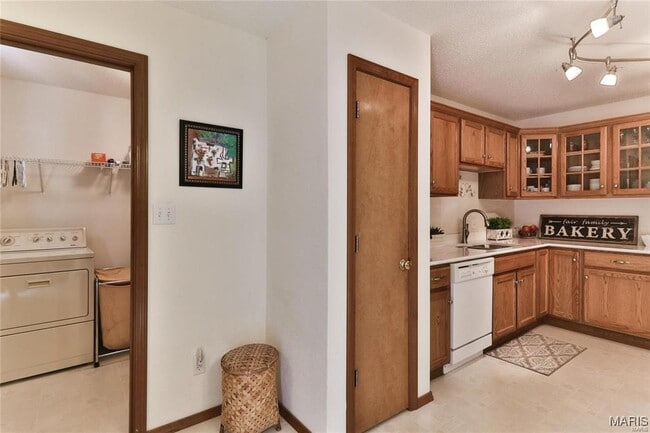 Building Photo - 1106 Illini Dr