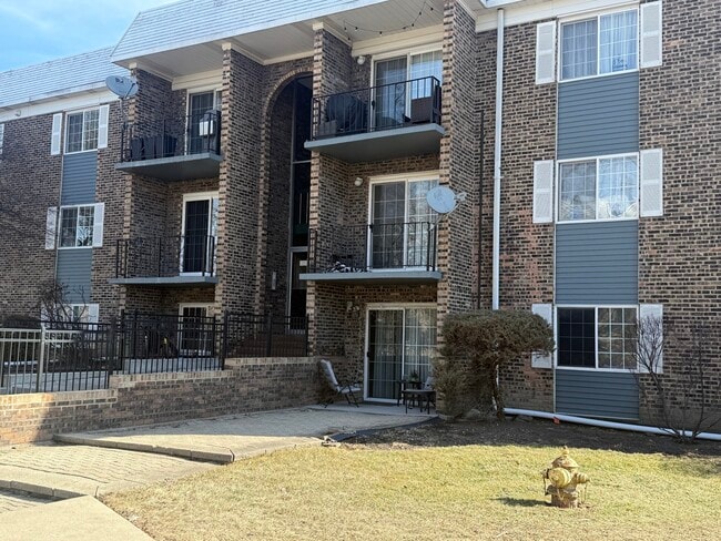 Building Photo - 1533 N Windsor Dr