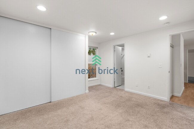 Building Photo - 2 BED & 1.75 BATH FOR RENT