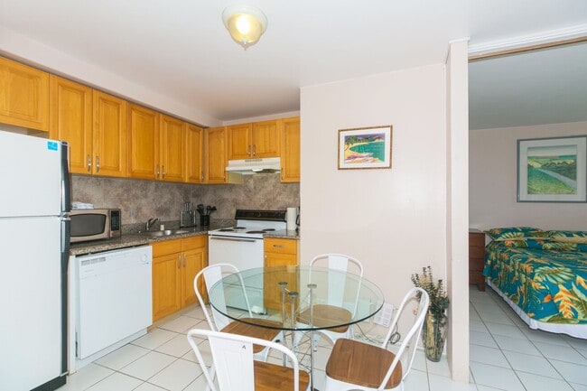 Building Photo - Royal Kuhio 1b1b1parking Fully Furnished i...