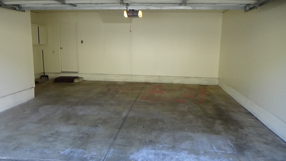 2 car garage - 1113 Seabreeze Way