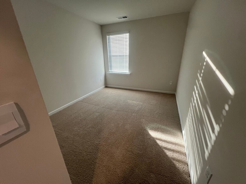 Building Photo - Room in Townhome on Starlight St