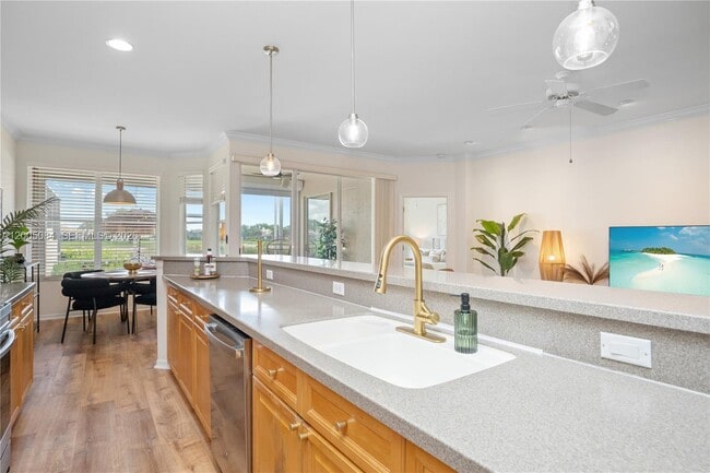 Building Photo - 1896 Crestview Way