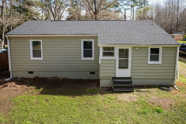 Building Photo - Three Bedroom Home!