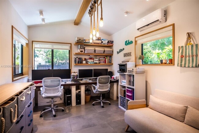 Building Photo - 115 SW 23rd Rd