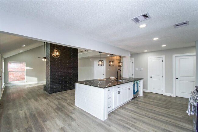 Building Photo - 4014 Alshire Dr