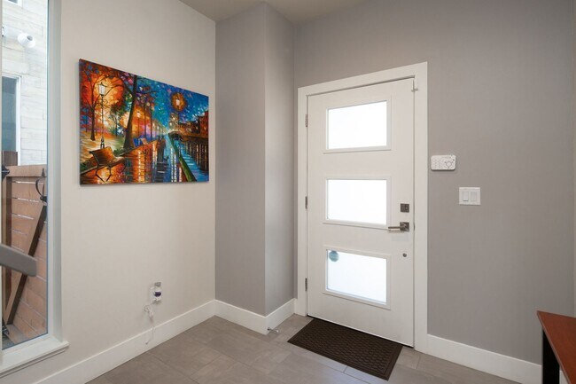 Building Photo - Downtown Executive Furnished Townhouse
