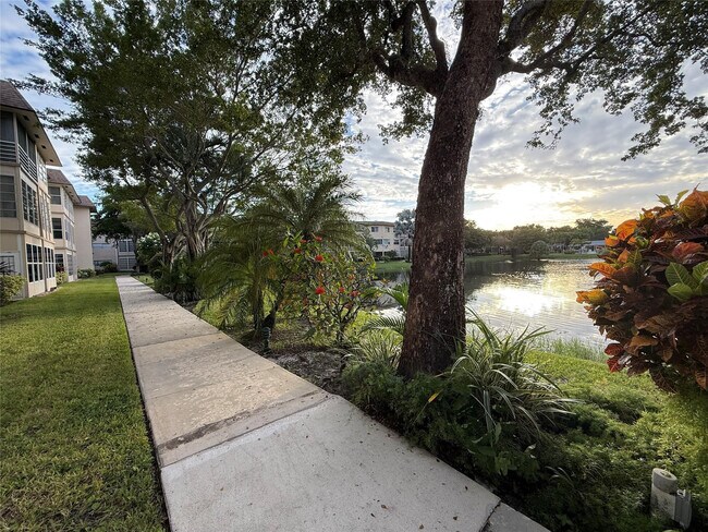 Building Photo - 3531 NW 50th Ave