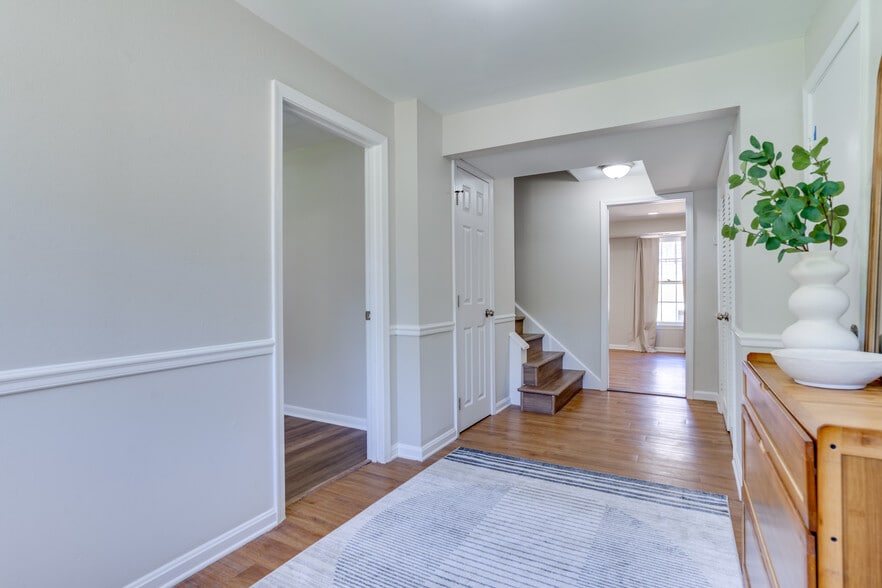 Foyer - 8056 Central Park Dr