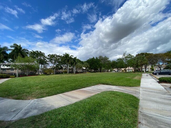 Building Photo - 2142 Madeira Dr