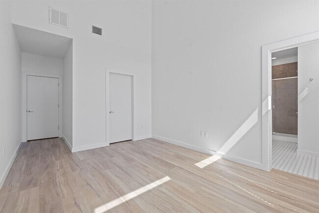 Building Photo - 801 N Bluff Dr