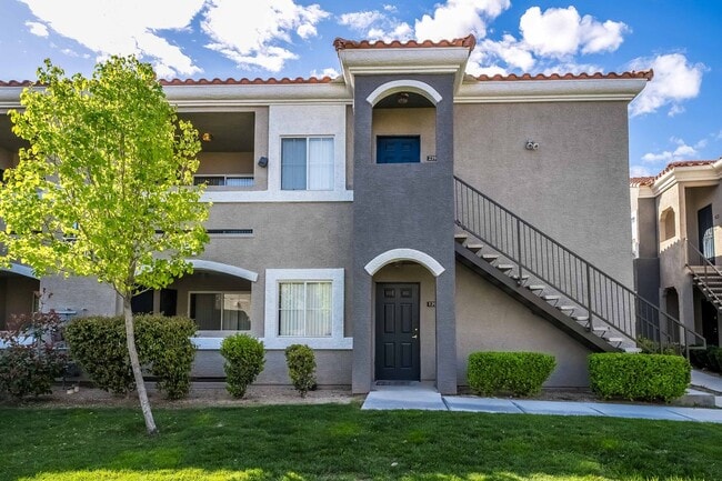 Primary Photo - 3 Bedroom Open Layout Condo in Gated Commu...