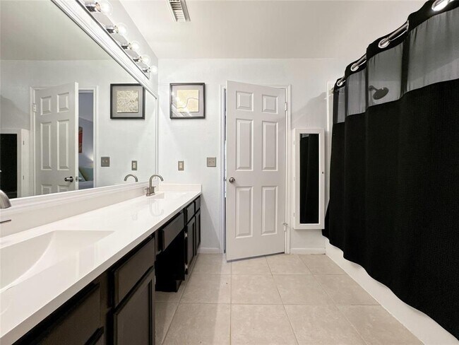 Building Photo - 5202 Spring Cir Dr