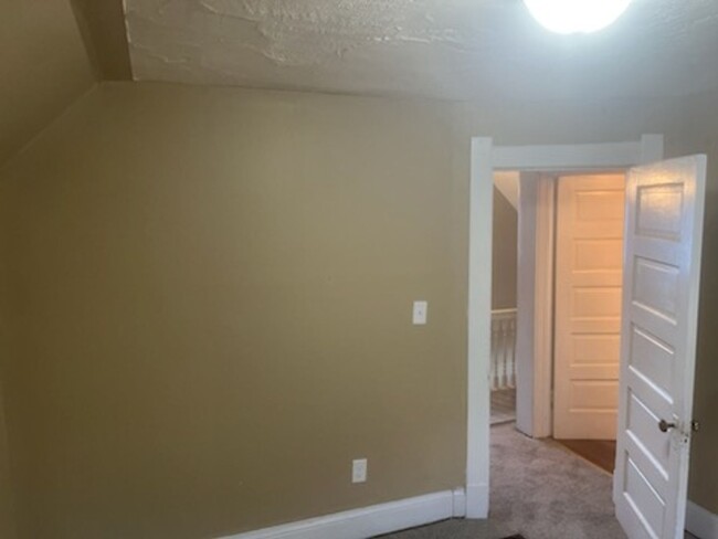 Building Photo - Fully Renovated 3 Bedroom 1 Bath