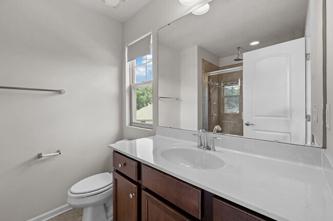Building Photo - Modern 3-Bed Townhome in Thompson Ridge – ...