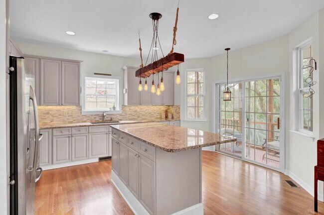 Building Photo - 1428 Bloomingdale Ln