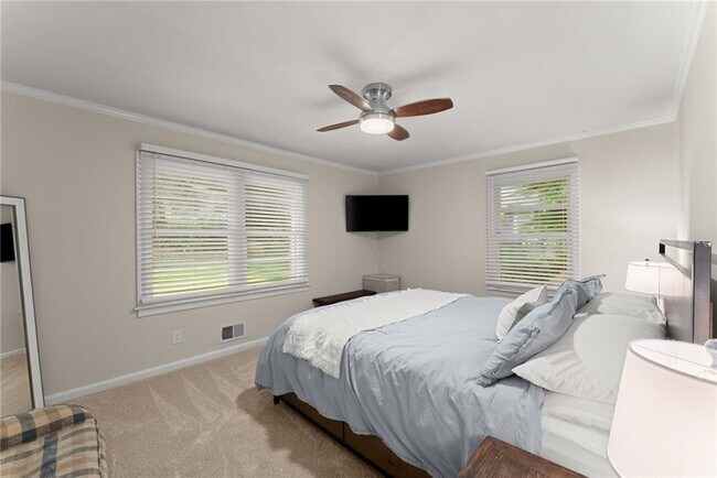 Building Photo - 269 Terrydale Dr SE